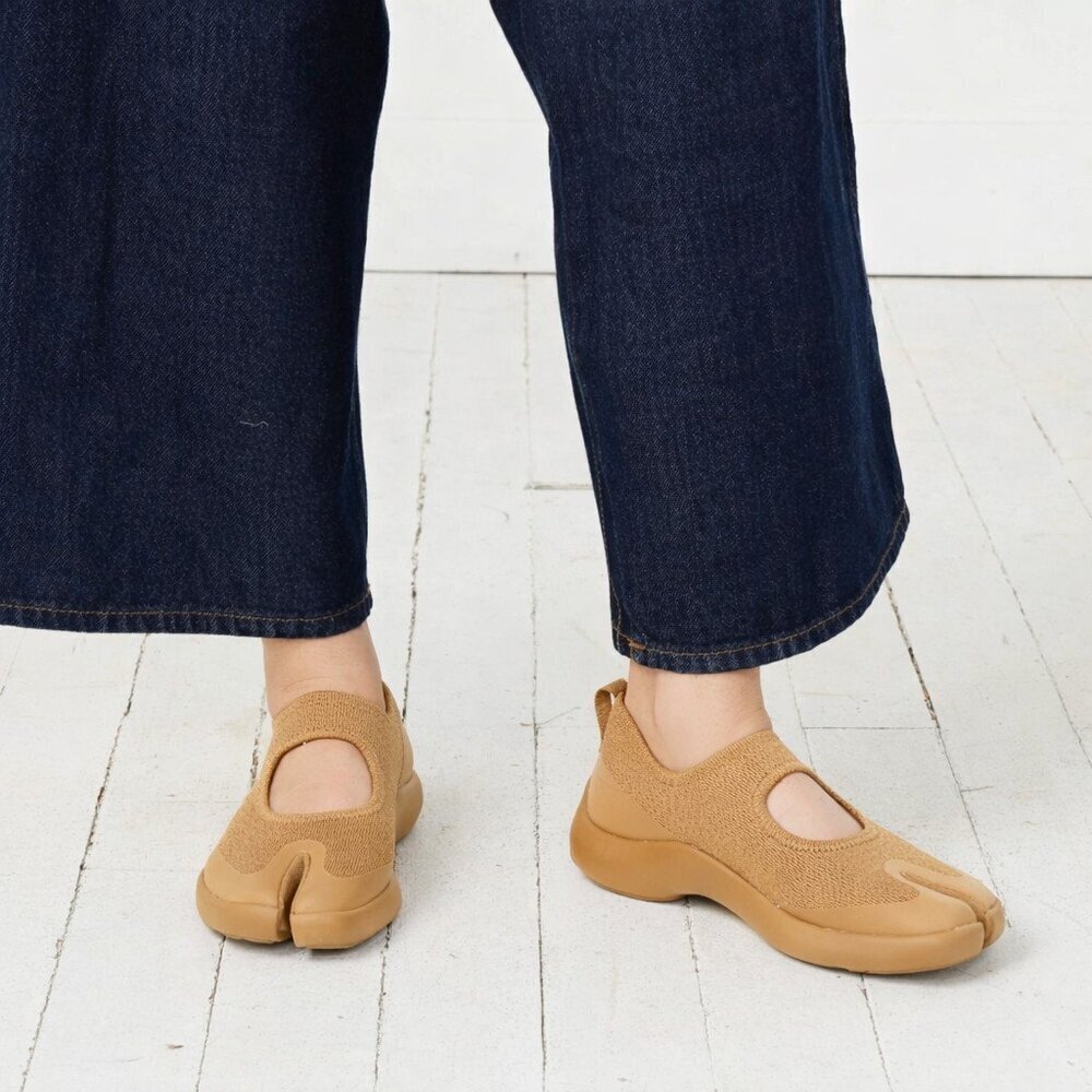 Tabi Split Toe Slip On Shoes Unisex Beige Stretch Comfort US M10 W12 EU 44